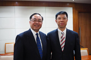 Mr Yang (left) called on the Standardization Administration of China and discussed with Vice-Administrator Mr Guo Hui (right) how Hong Kong can contribute to promote the national standards to the international level.