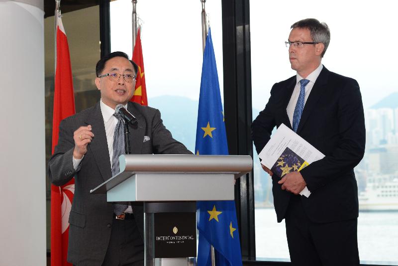 创新及科技局局长杨伟雄（左）今日（五月九日）在欧洲日活动上阐释香港创新科技政策。旁为欧洲联盟驻香港及澳门办事处主任彭家杰。