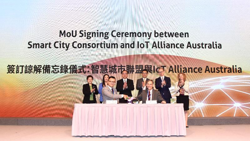 The Secretary for Innovation and Technology, Mr Nicholas W Yang (back row, third left); the Government Chief Information Officer, Mr Allen Yeung (back row, third right); and Legislative Council Member Dr Elizabeth Quat (back row, second left) witness the signing of a memorandum of understanding on smart city development between the Smart City Consortium and the IoT Alliance Australia at the Internet Economy Summit 2017 Thematic Forum "Smart City for Better Living" today (April 11). 