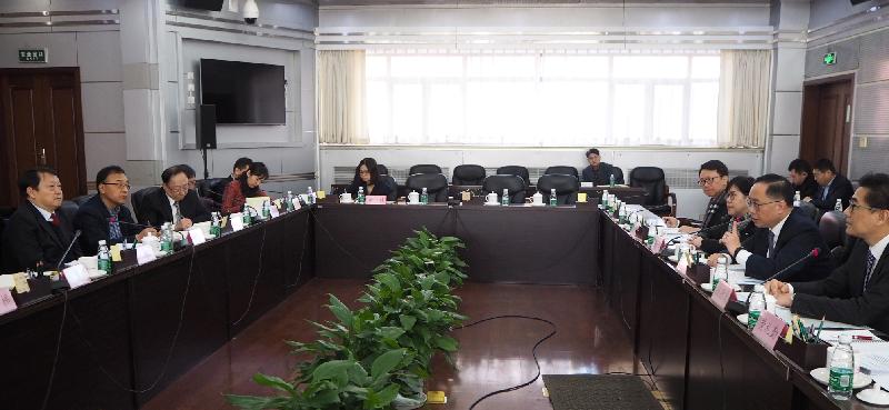 The Secretary for Innovation and Technology, Mr Nicholas W Yang (second right), meets with Vice Minister of Science and Technology Professor Huang Wei (first left) in Beijing this morning (January 29) to discuss the work arrangements arising from the meeting of the Mainland/Hong Kong Science and Technology Co-operation Committee held last November. Next to him are the Commissioner for Innovation and Technology, Ms Annie Choi (third right), and the Government Chief Information Officer, Mr Allen Yeung (first right).