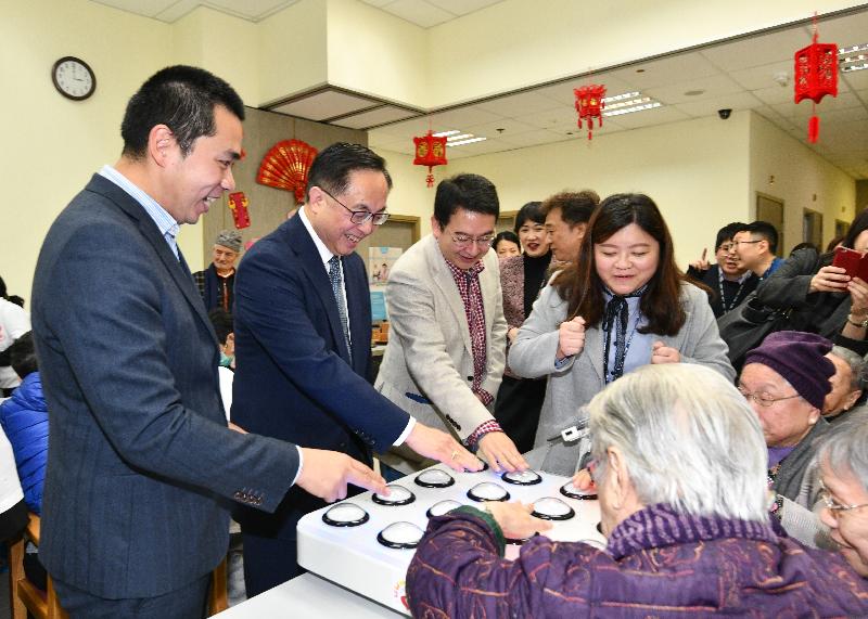 The Secretary for Innovation and Technology, Mr Nicholas W Yang (second left), joins elderly persons in an agility training activity at Yan Chai Hospital Chan Feng Men Ling Integrated Community Development Centre today (January 15). Next to Mr Yang is the Vice Chairman of the Tsuen Wan District Council, Mr Wong Wai-kit (first left).