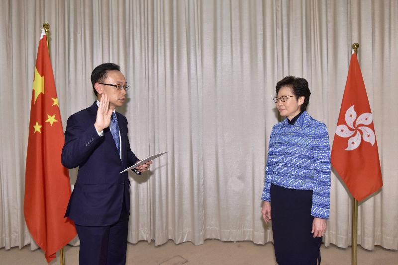 The new Secretary for the Civil Service, Mr Patrick Nip (left), takes the oath of office, witnessed by the Chief Executive, Mrs Carrie Lam (right), today (April 22).