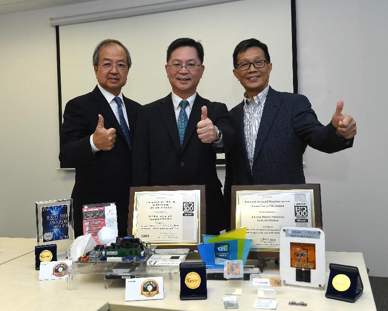 The Secretary for Innovation and Technology, Mr Alfred Sit (centre), today (May 7) visits the Nano and Advanced Materials Institute, and is pictured with the Chairman, Professor Ching Pak-chung (right), and the Chief Executive Officer, Mr Daniel Yu (left).