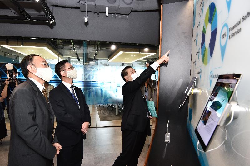 The Secretary for Innovation and Technology, Mr Alfred Sit (centre), and the Secretary for Financial Services and the Treasury, Mr Christopher Hui (left), receive a briefing on categorisation of Cyberport FinTech start-ups by the Chairman of the Board of Directors of the Hong Kong Cyberport Management Company Limited, Dr George Lam (right), during their visit to Cyberport today (May 14).