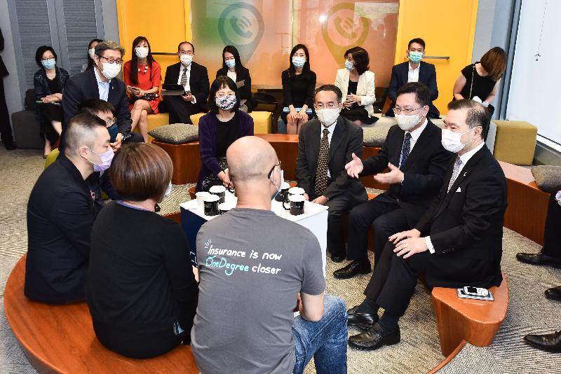 The Secretary for Innovation and Technology, Mr Alfred Sit (second right), and the Secretary for Financial Services and the Treasury, Mr Christopher Hui (third right), meet with representatives of four Cyberport start-ups today (May 14). Sitting next to Mr Sit is the Chairman of the Board of Directors of the Hong Kong Cyberport Management Company Limited, Dr George Lam (first right).