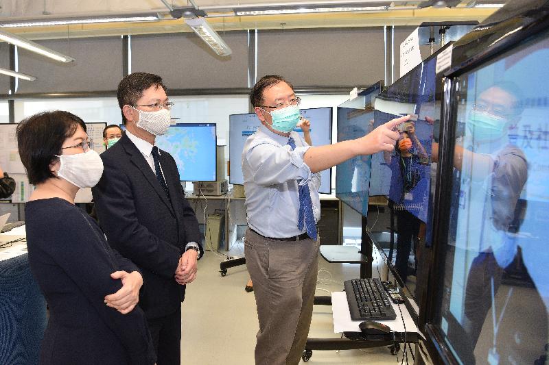 The Secretary for Innovation and Technology, Mr Alfred Sit (centre), and the Permanent Secretary for Innovation and Technology, Ms Annie Choi (left), today (September 7) visited the Logistics and Supply Chain MultiTech R&D Centre (LSCM) command centre set up for the Universal Community Testing Programme. Photo shows them being briefed by the Chief Executive Officer of the LSCM, Mr Simon Wong (right), on the operation of electronic tracking to show the whereabouts of specimen collection boxes and transport vehicles.