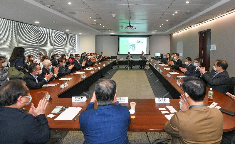 The Secretary for Innovation and Technology, Mr Alfred Sit (fourth right), today (November 13) attended a briefing session for representatives from the wholesale and retail sectors to actively solicit their support on the "LeaveHomeSafe" mobile app, and encourage more businesses to join. Looking on is the Deputy Government Chief Information Officer, Mr Tony Wong (third right).