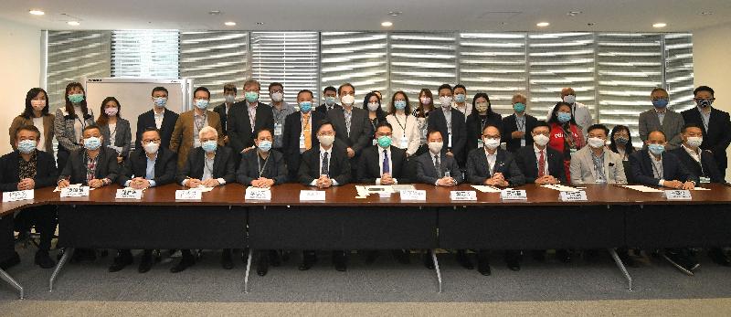 The Secretary for Innovation and Technology, Mr Alfred Sit (front row, sixth left) introduced the "LeaveHomeSafe" mobile app to representatives from the wholesale and retail sectors today (November 13) and is pictured with the Deputy Government Chief Information Officer, Mr Tony Wong (front row, fifth right); Legislative Council member Mr Shiu Ka-fai (front row, sixth right); and representatives from the wholesale and retail sectors.