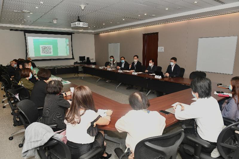 The Secretary for Innovation and Technology, Mr Alfred Sit (third right), today (November 13) attended a briefing session for representatives from the beauty and massage industries to actively solicit their support on the "LeaveHomeSafe" mobile app, and encourage more businesses to join. Looking on are the Deputy Government Chief Information Officer, Mr Tony Wong (second right) and the Assistant Government Chief Information Officer (Industry Development), Mr Kingsley Wong (fourth right).