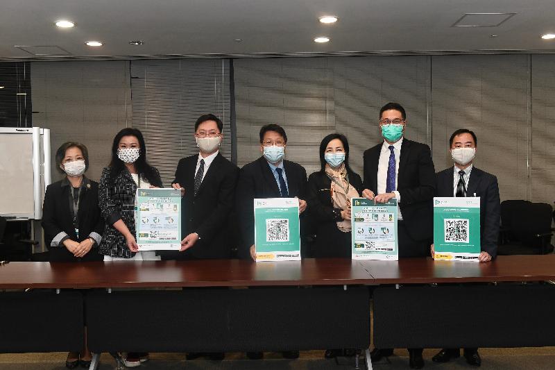 The Secretary for Innovation and Technology, Mr Alfred Sit (third left) introduced the "LeaveHomeSafe" mobile app to representatives from the beauty and massage industries today (November 13) and is pictured with the Deputy Government Chief Information Officer, Mr Tony Wong (first right); Legislative Council member Mr Shiu Ka-fai (second right); and trade representatives.