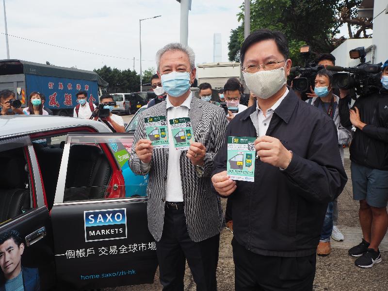 The Secretary for Innovation and Technology, Mr Alfred Sit (right), promotes the "LeaveHomeSafe" mobile app together with Legislative Council member Mr Frankie Yick (left) and taxi industry representatives at the dedicated liquefied petroleum gas filling station in Sheung Wan today (November 15).