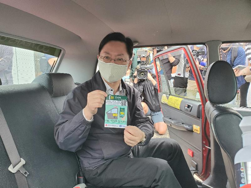 The Secretary for Innovation and Technology, Mr Alfred Sit, today (November 15), shows a sticker of the "LeaveHomeSafe" mobile app in a taxi compartment. The sticker explains how the app can be used directly in taxis.