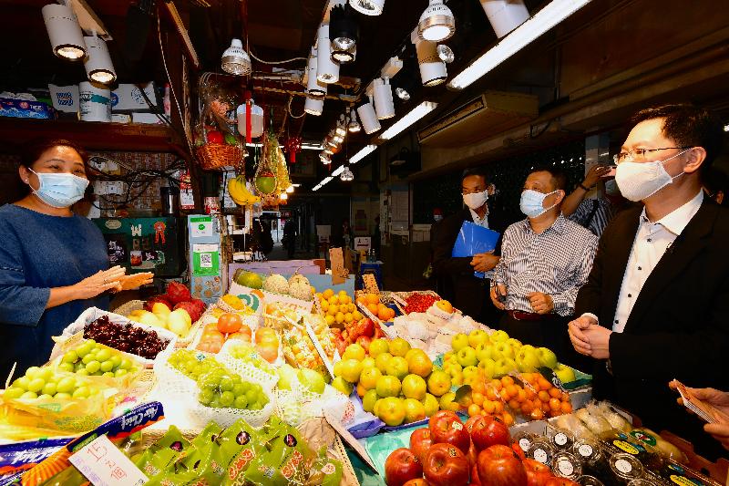 The Secretary for Innovation and Technology, Mr Alfred Sit (first right), today (November 18) visited the To Kwa Wan Market to learn more about the Food and Environmental Hygiene Department's work in guarding against COVID-19 with the aid of technology and promoting the "LeaveHomeSafe" mobile app, and to enquire about the usage of contactless payment at a market stall.