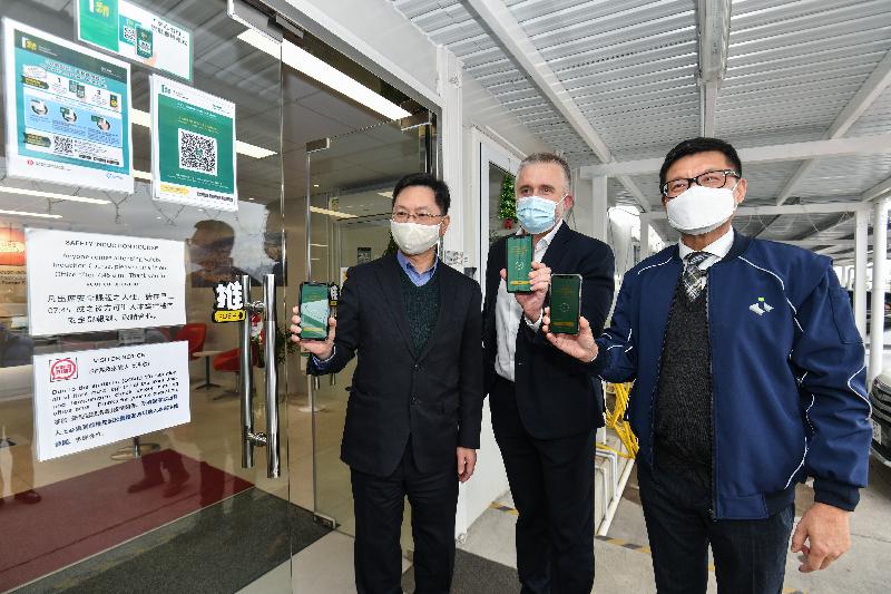 The Secretary for Innovation and Technology, Mr Alfred Sit (left), is pictured with the Executive Director of the Construction Industry Council, Mr Albert Cheng (right), and the Managing Director of Dragages Hong Kong, Mr Wes Jones (centre), at the Trunk Road T2 and Infrastructure Works for Developments at the Former South Apron construction site in Kai Tak today (December 17).