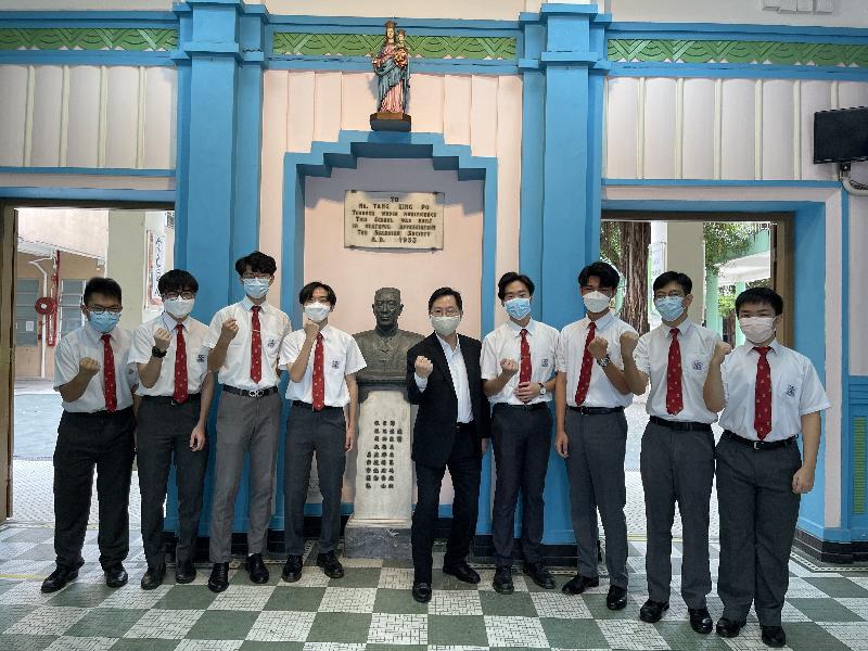 The Secretary for Innovation and Technology, Mr Alfred Sit (centre), visits his alma mater Tang King Po School today (July 17) and gives encouragement to students preparing for the release of Hong Kong Diploma of Secondary Education Examination results.