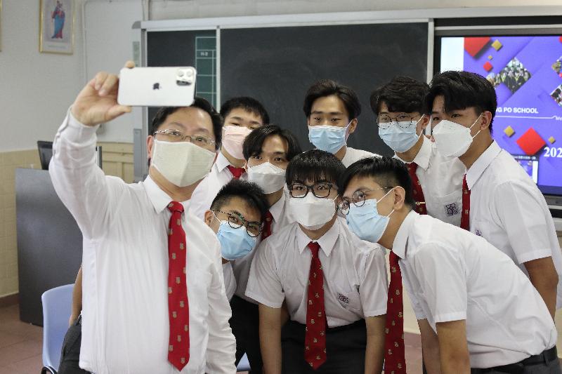 The Secretary for Innovation and Technology, Mr Alfred Sit (first left), visits his alma mater Tang King Po School today (July 17) and takes a selfie with students sitting Hong Kong Diploma of Secondary Education Examination.