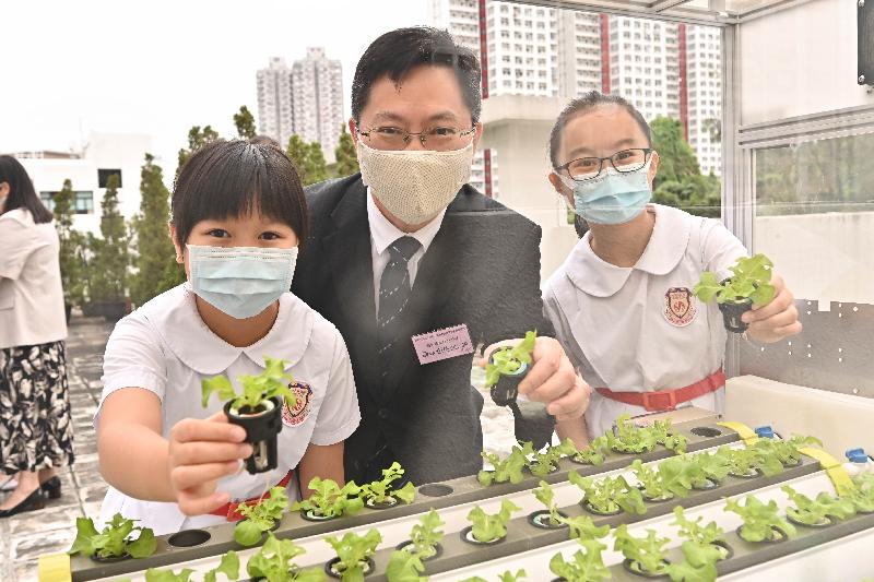 創新及科技局局長薛永恒今日（十月二十一日）在保良局王賜豪（田心谷）小學與介紹物聯網「空中花園」項目的學生合照。