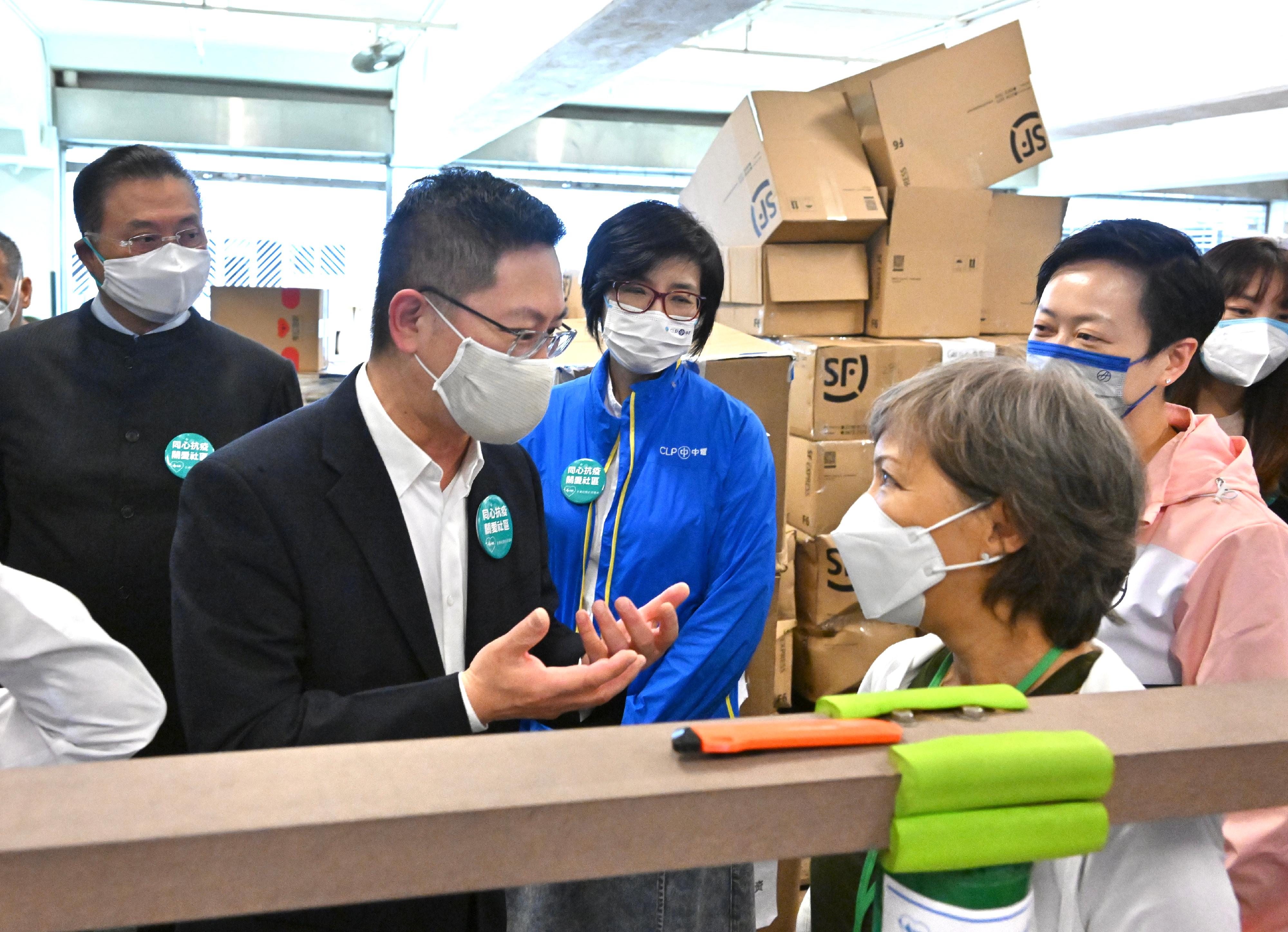 創新及科技局局長薛永恒（左二）今日（三月二十八日）探訪全港社區抗疫連線位於九龍灣青少年軍的義工總部，感謝一眾義工，在香港艱難時刻，挺身而出。旁為全港抗疫義工同盟、全港社區抗疫連線總召集人陳振彬（左一）。
