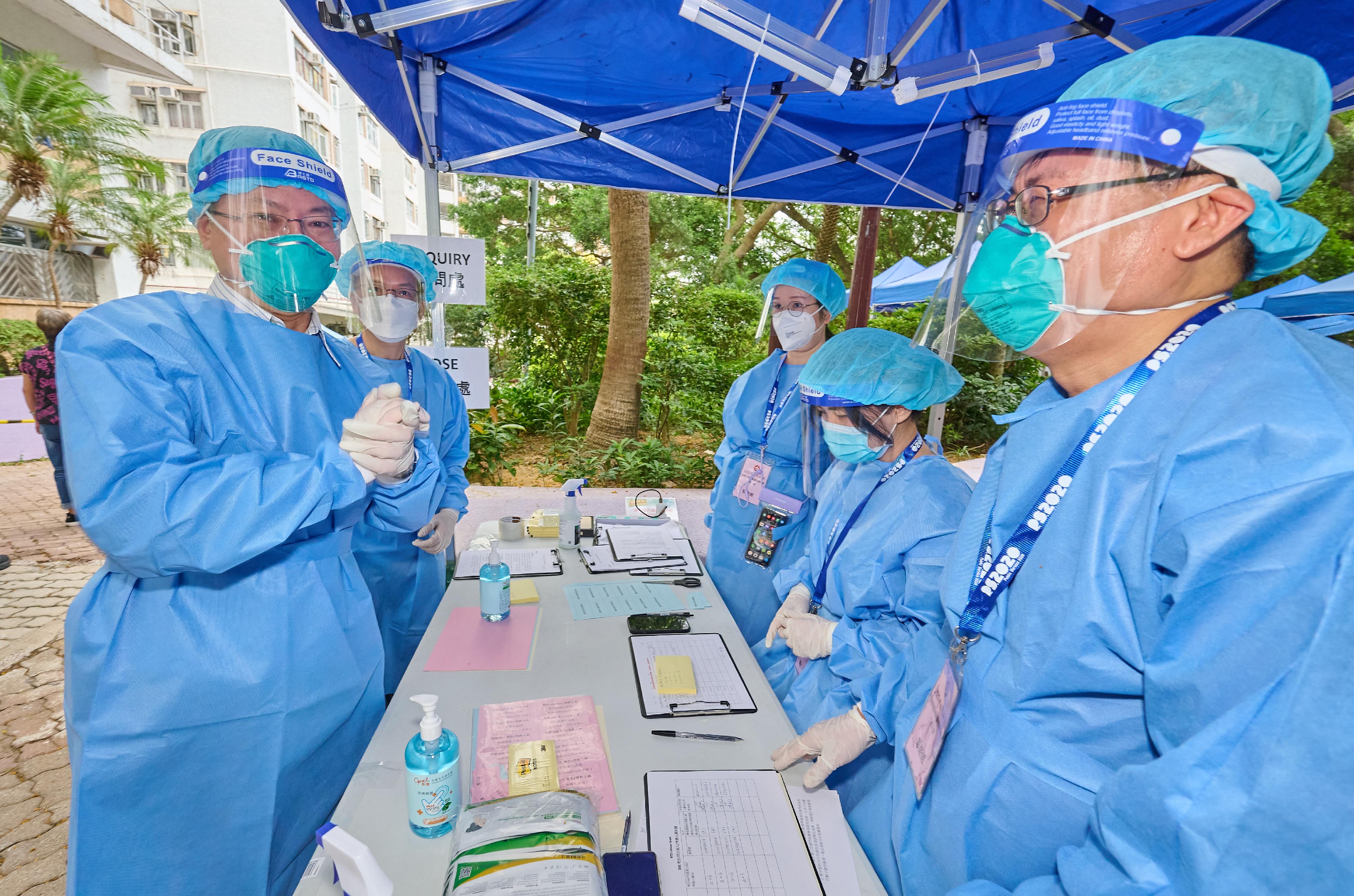 創新及科技局局長薛永恒（左一）昨日（四月三十日）參與鴨脷洲利東邨東安樓的「圍封強檢」行動，為局方及轄下的政府資訊科技總監辦公室、創新科技署和效率促進辦公室140多名同事打氣。