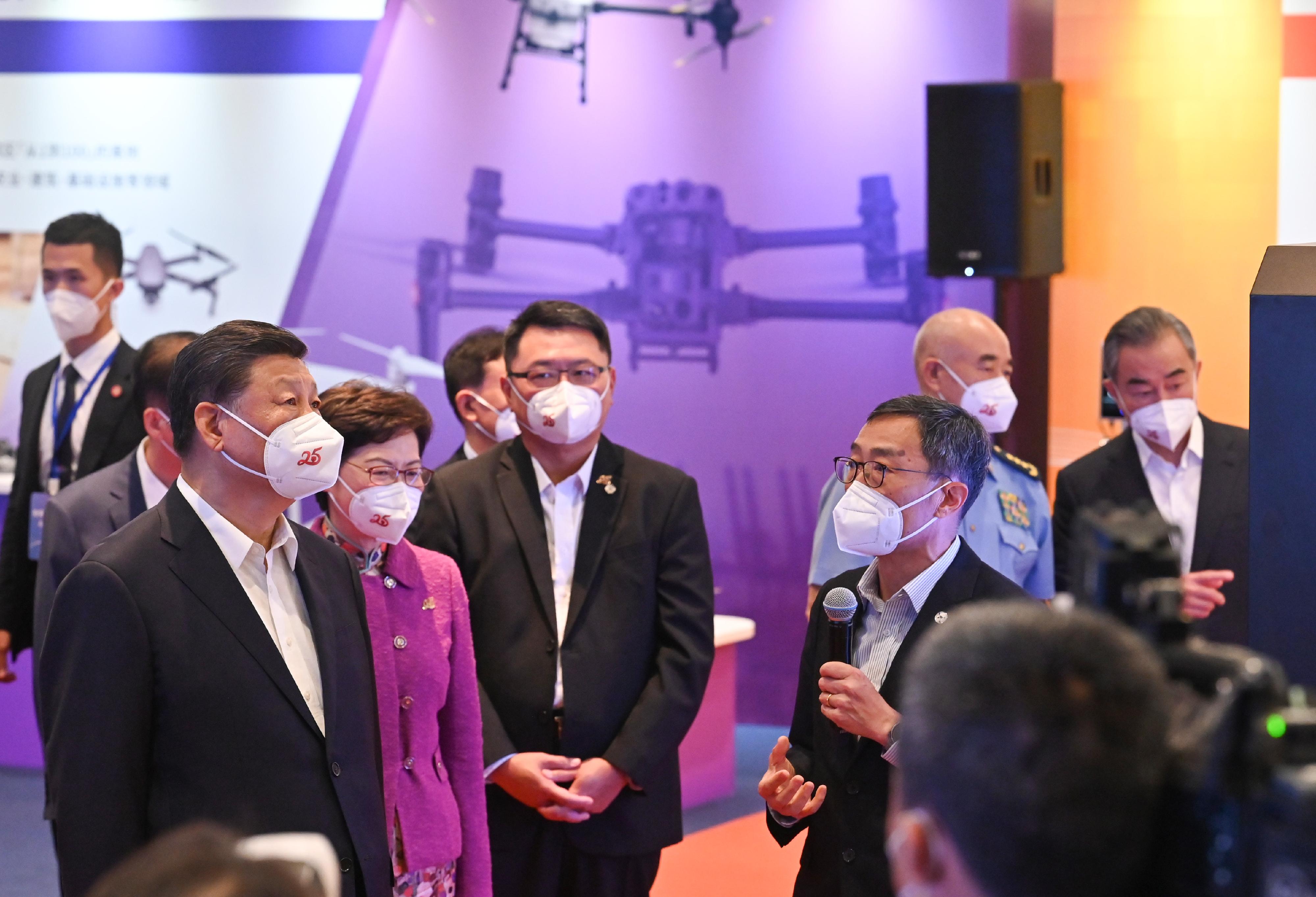 President Xi Jinping visited the Hong Kong Science Park to inspect the development of innovation and technology (I&T) in Hong Kong today (June 30). Photo shows President Xi (first left), accompanied by the Chief Executive, Mrs Carrie Lam (second left), receiving a briefing from the Chief Executive Officer of the Hong Kong Science and Technology Parks Corporation, Mr Albert Wong (fourth left), on Hong Kong's I&T development and prospects.
