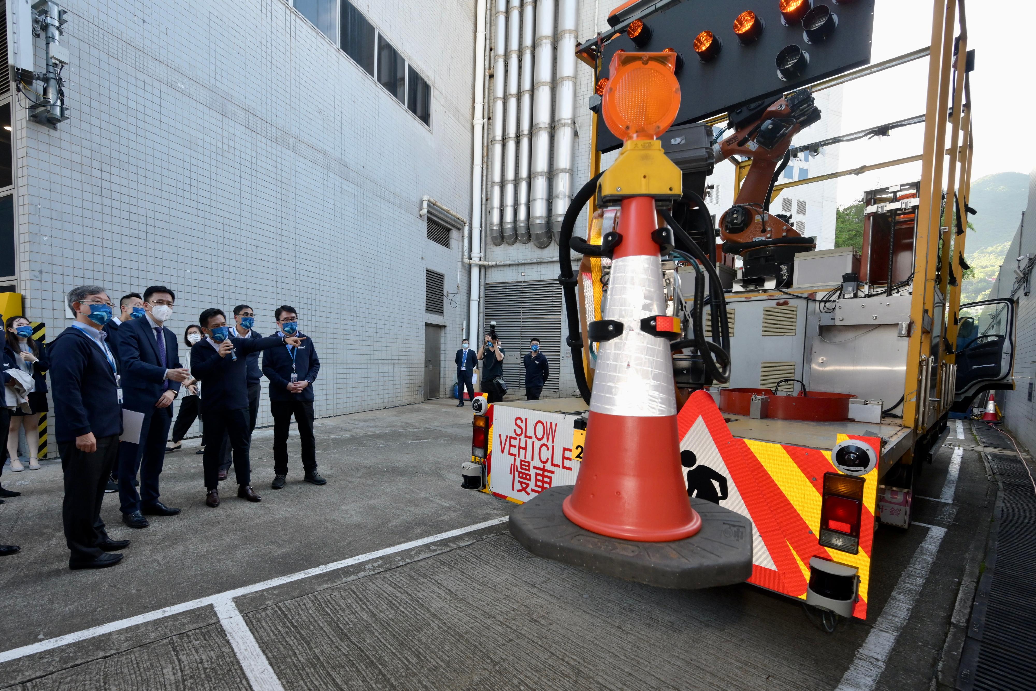 創新科技及工業局局長孫東教授（左二）今日（七月八日）參觀生產力大樓內的汽車科技研發中心，觀看汽車科技研發項目的示範。旁為生產力促進局主席林宣武（左一）。