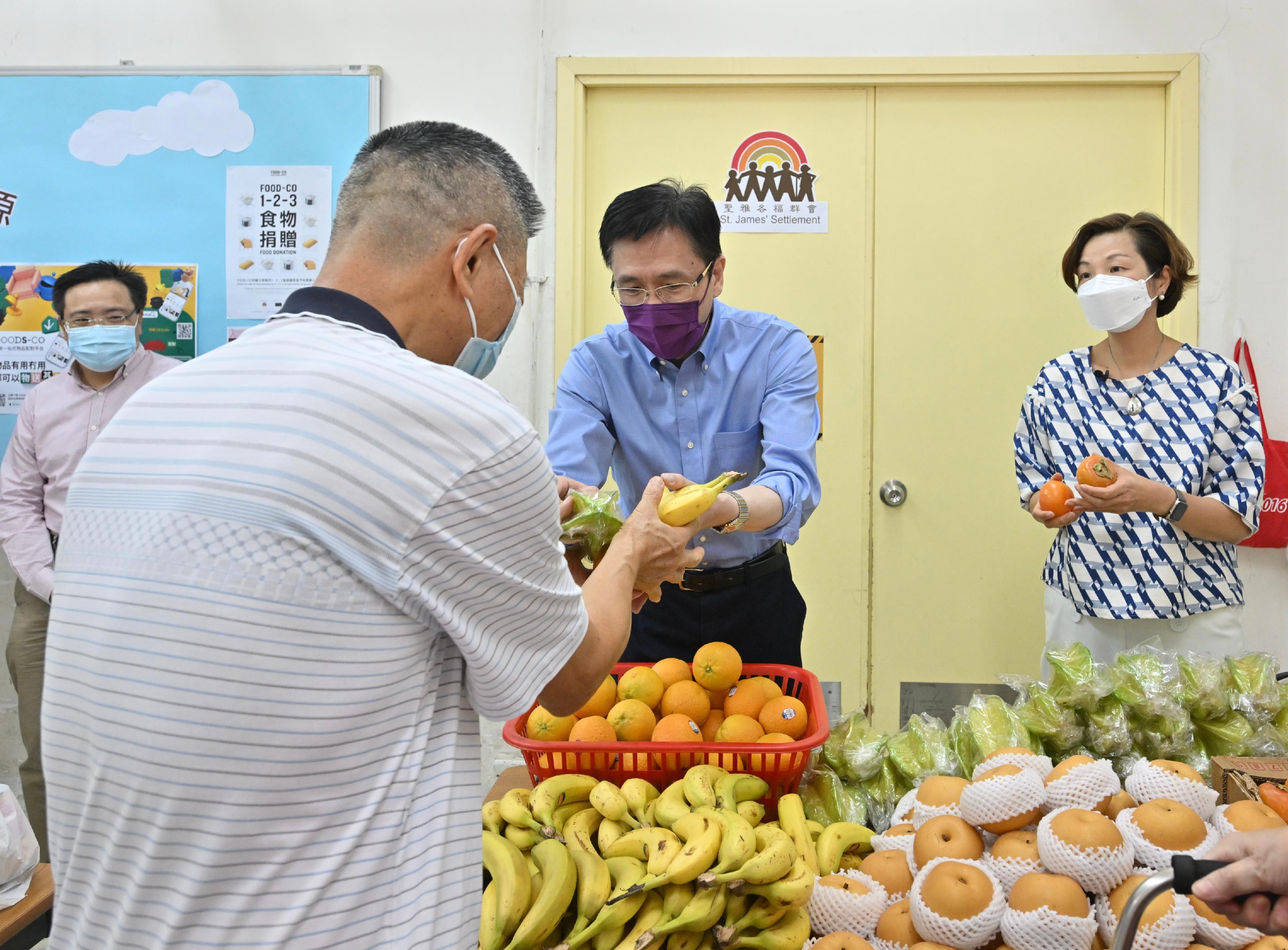 The Secretary for Innovation, Technology and Industry, Professor Sun Dong (second right), today (September 9) distributes fruit to grassroots families at the Kindness Centre of St James' Settlement to extend his warm regards on the day before the Mid-Autumn Festival.
