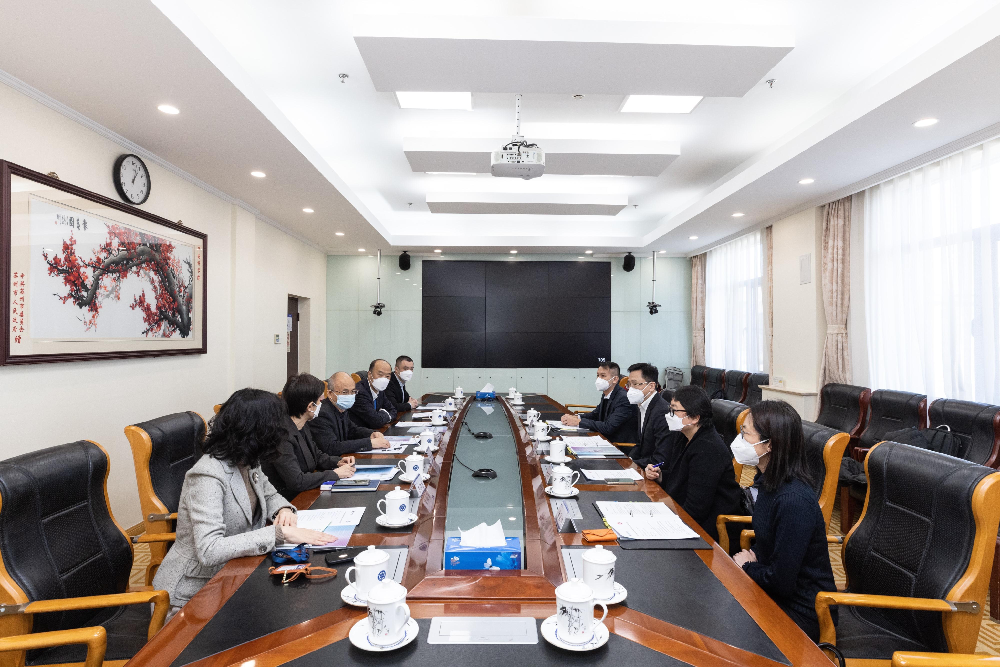 The Secretary for Innovation, Technology and Industry, Professor Sun Dong (third right), visits the Chinese Academy of Sciences (CAS) in Beijing today (January 16) and gives an overview to Vice President of the CAS Mr Zhang Yaping (third left) on the latest innovation and technology development of Hong Kong.
