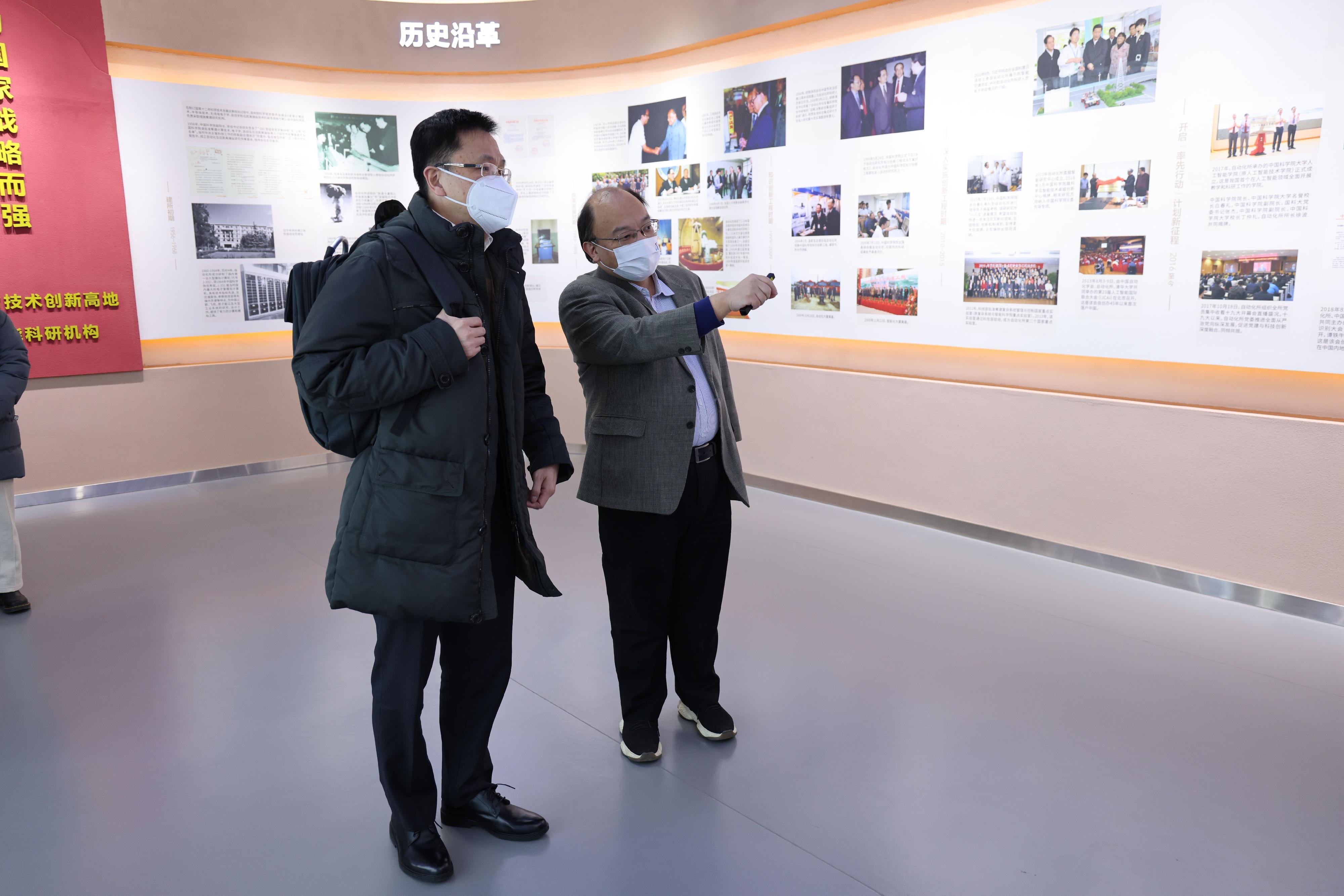 The Secretary for Innovation, Technology and Industry, Professor Sun Dong (left), tours the Institute of Automation of the Chinese Academy of Sciences (CASIA) in Beijing today (January 16) and receives a briefing by the Deputy President of CASIA, Mr Zeng Dajun (right) on the CASIA’s achievements in the artificial intelligence area and relevant commercialisation projects.
