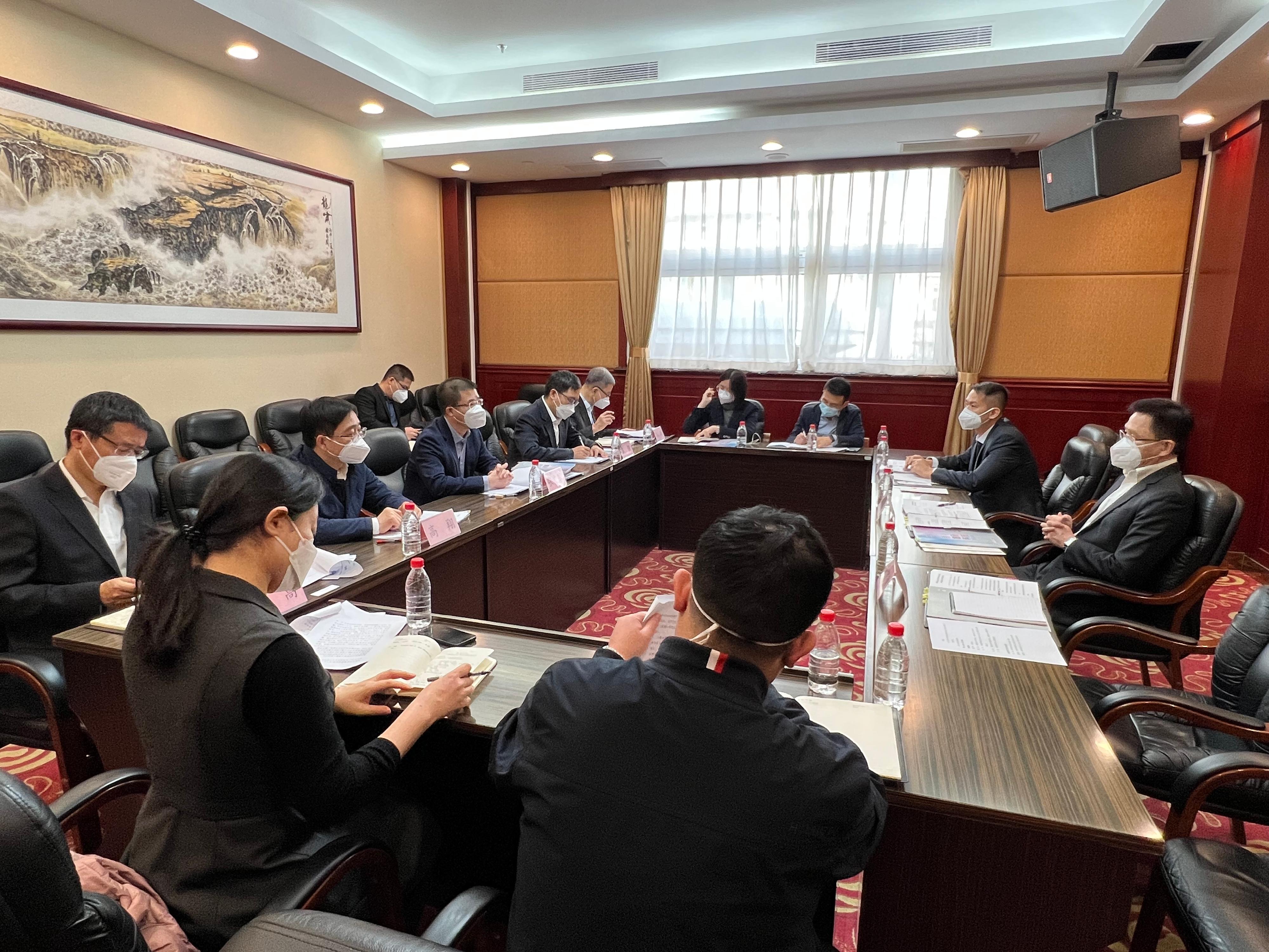 The Secretary for Innovation, Technology and Industry, Professor Sun Dong (first right), visits the Ministry of Science and Technology in Beijing today (January 17) and briefs Vice Minister of Science and Technology Professor Zhang Guangjun (third left) on the key elements in the Hong Kong Innovation and Technology Development Blueprint.
