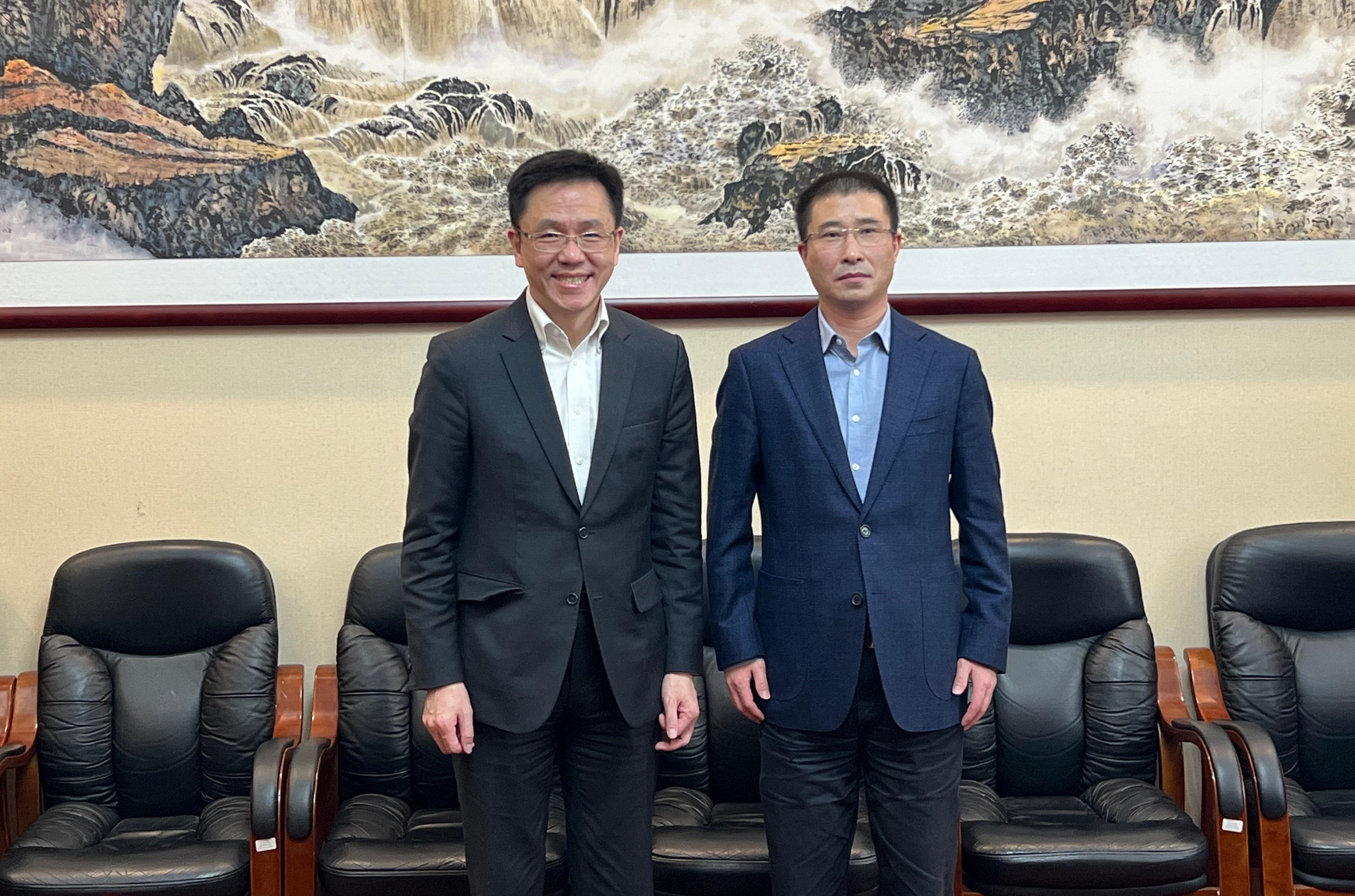 The Secretary for Innovation, Technology and Industry, Professor Sun Dong (left), pays a courtesy call on Vice Minister of Science and Technology Professor Zhang Guangjun (right) in Beijing today (January 17) to share views on a number of issues including ways to further promote Hong Kong's integration into national innovation and technology development.
