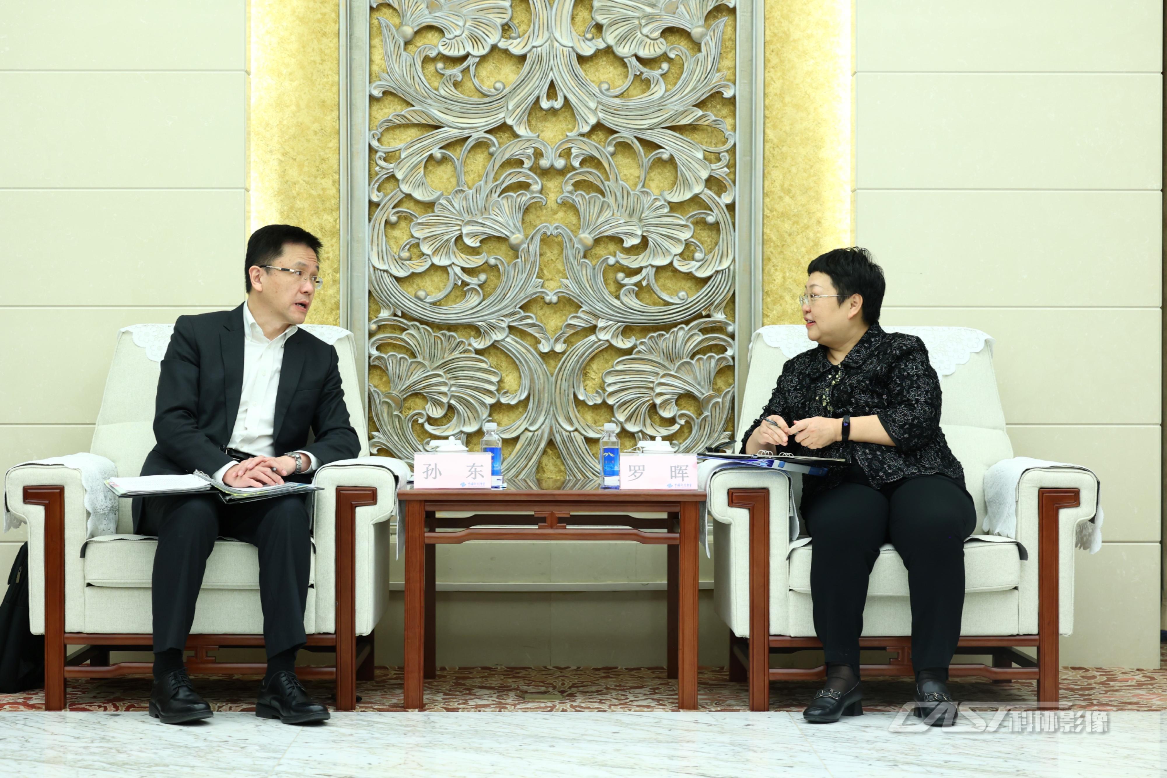 The Secretary for Innovation, Technology and Industry, Professor Sun Dong (left), meets with member of the leading Party members group and Director of the Hong Kong, Macao and Taiwan Exchange Office of the China Association for Science and Technology (CAST), Ms Luo Hui (right), in Beijing today (January 17) to share views on continuing and deepening the co-operation between the Mainland and Hong Kong in academic exchanges, popular science, nurturing talent, youth education, etc.
