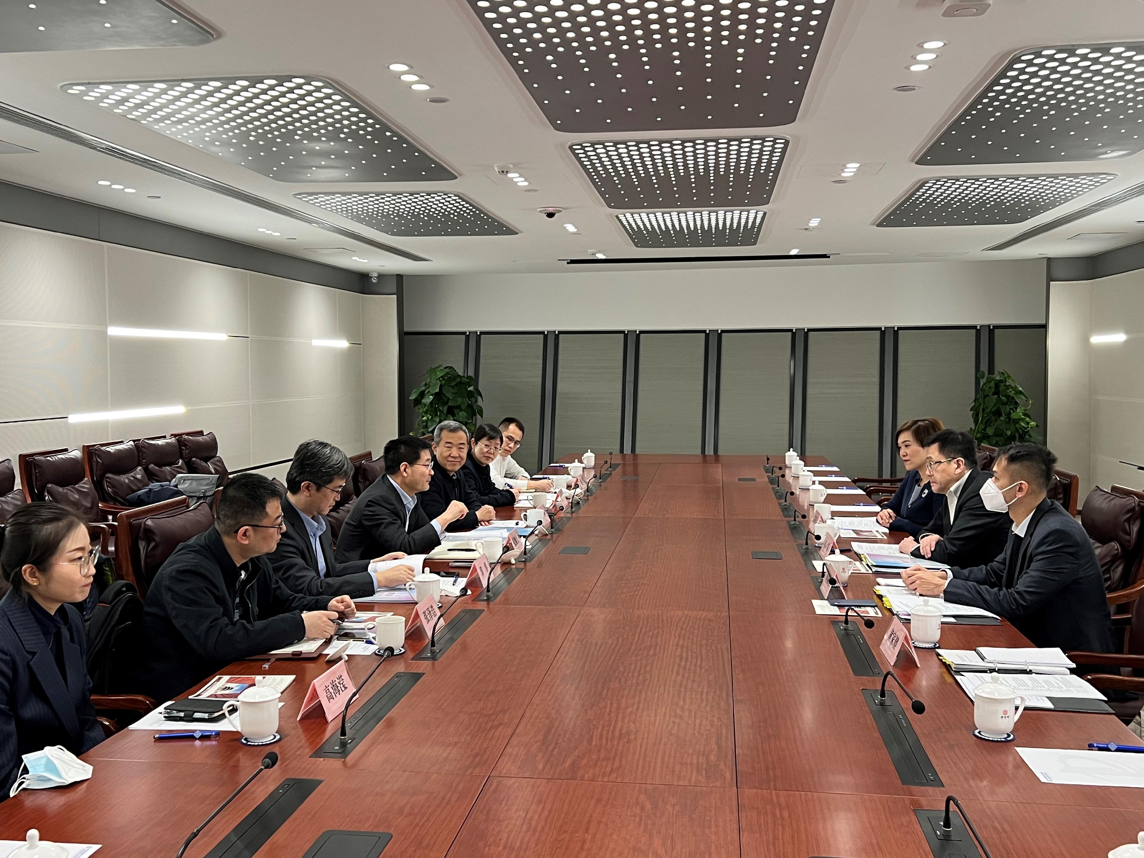 The Secretary for Innovation, Technology and Industry, Professor Sun Dong (second right), visits the Zhongguancun Exhibition Center in Beijing today (January 17) and meets with the Party Secretary of Beijing Municipal Science and Technology Commission and Administrative Commission of Zhongguancun Science Park, Mr Zhang Jihong (fourth left); and the Deputy Director General of the Hong Kong and Macao Affairs Office of the People's Government of Beijing Municipality, Mr Li Hui (fifth left), to share views on deepening exchanges and co-operation in innovation and technology between Hong Kong and Beijing.
