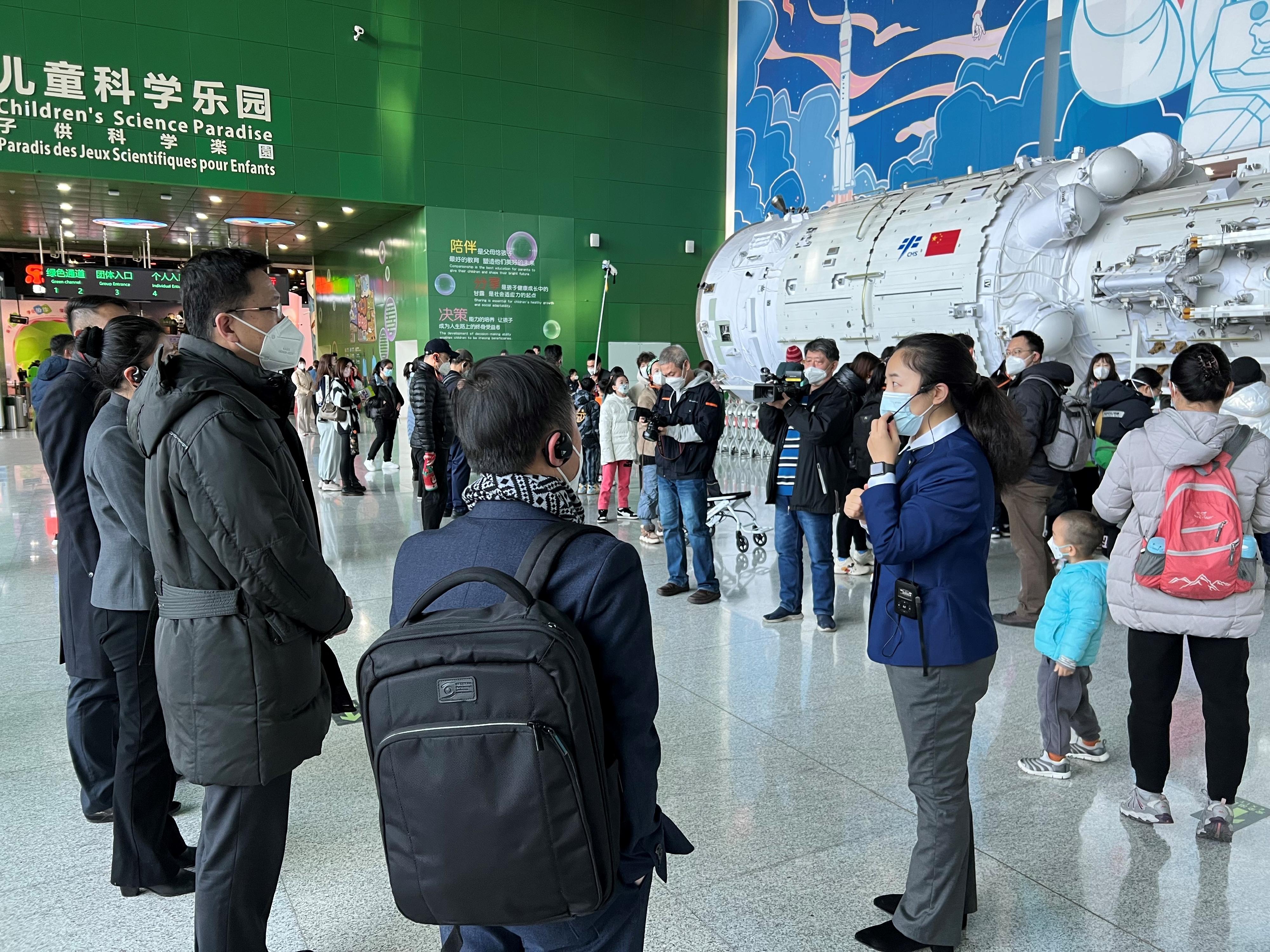 The Secretary for Innovation, Technology and Industry, Professor Sun Dong, visited the China Science and Technology Museum in Beijing today (January 18) to learn about the publicity and education work of the Museum on promoting science popularisation. Picture shows Professor Sun (left) and the Acting Government Chief Information Officer, Mr Tony Wong (centre), viewing the Tianhe core module of the China Space Station.
