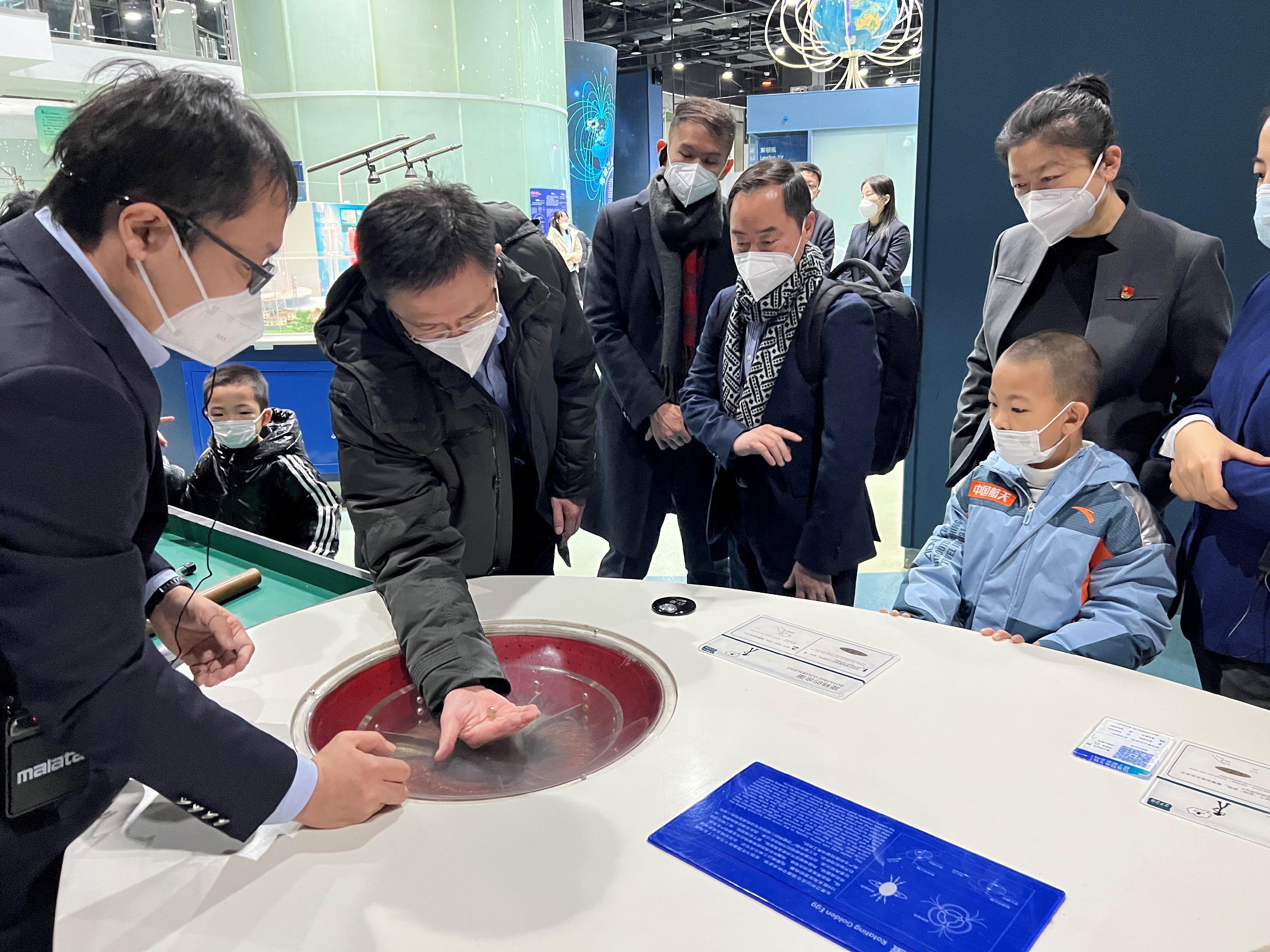 The Secretary for Innovation, Technology and Industry, Professor Sun Dong, visited the China Science and Technology Museum in Beijing today (January 18) to learn about the publicity and education work of the Museum on promoting science popularisation. Picture shows Professor Sun (second left) and the Acting Government Chief Information Officer, Mr Tony Wong (third right), visiting the Explorations and Discoveries Gallery in the Museum.
