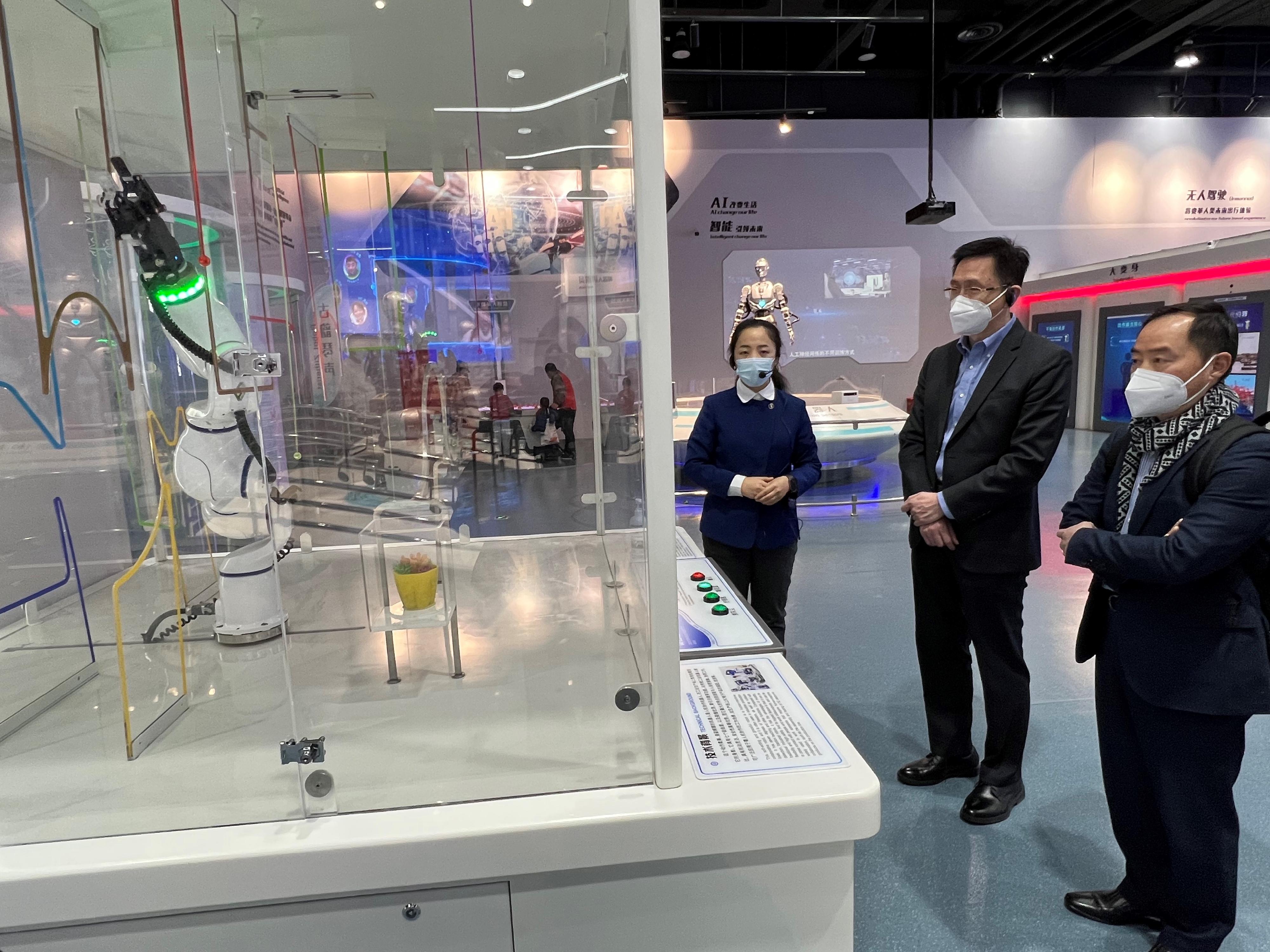 The Secretary for Innovation, Technology and Industry, Professor Sun Dong, visited the China Science and Technology Museum in Beijing today (January 18) to learn about the publicity and education work of the Museum on promoting science popularisation. Picture shows Professor Sun (centre) and the Acting Government Chief Information Officer, Mr Tony Wong (right), viewing a robot arm in the Museum.
