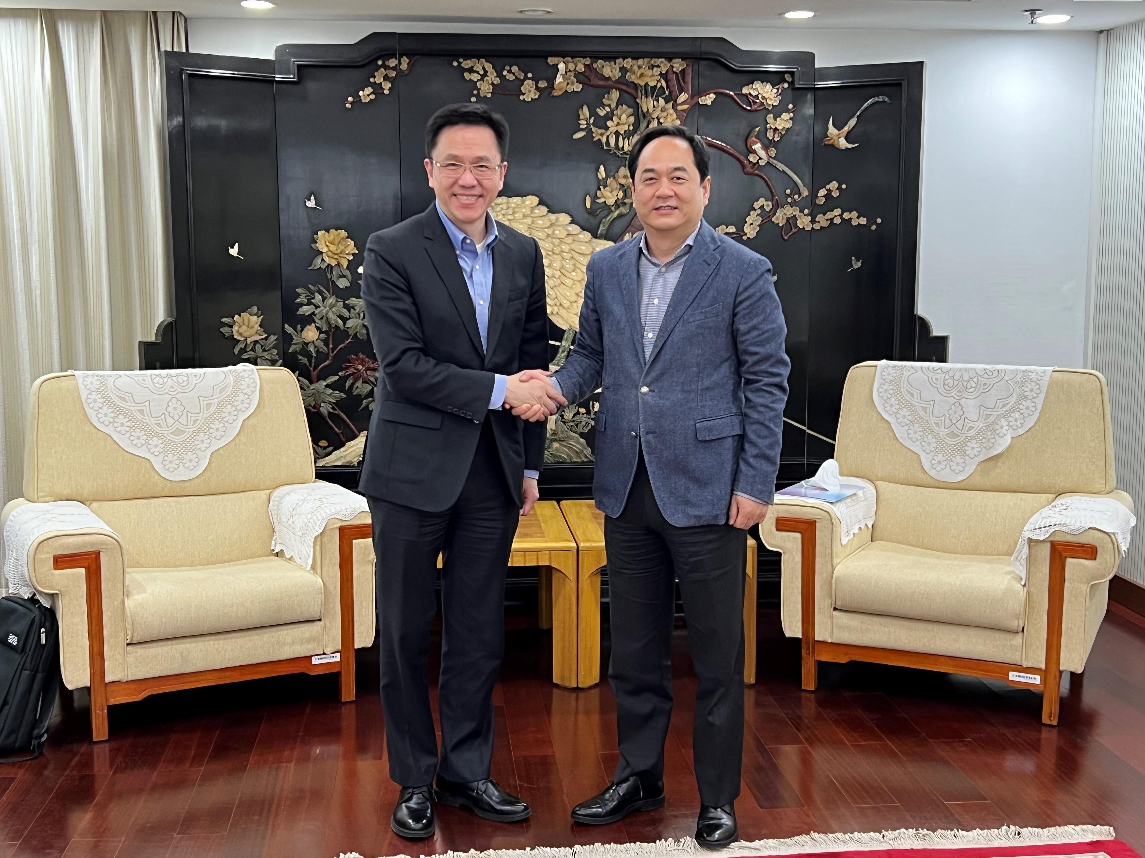 The Secretary for Innovation, Technology and Industry, Professor Sun Dong (left), visits the Hong Kong and Macao Affairs Office (HKMAO) of the State Council in Beijing today (January 18) and pays a courtesy call on Deputy Director of the HKMAO of the State Council, Mr Yang Wanming (right).
