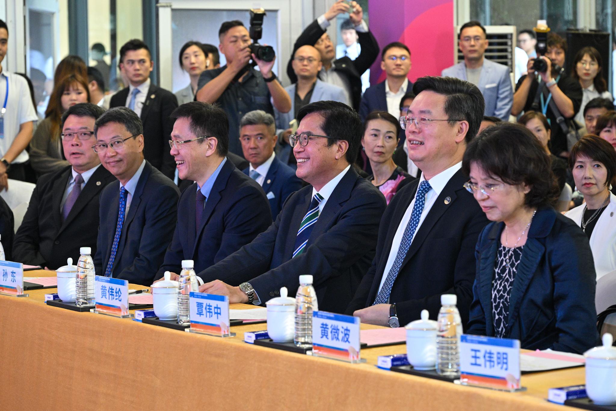 The Hong Kong Science Park Shenzhen Branch opening ceremony was held today (September 7). Photo shows the Deputy Financial Secretary, Mr Michael Wong, (third right); the Secretary for Innovation, Technology and Industry, Professor Sun Dong, (third left); the Mayor of the Shenzhen Municipal Government, Mr Qin Weizhong (second right); the Permanent Secretary for Innovation, Technology and Industry, Mr Eddie Mak (second left); the Deputy Director-General of Regional Economy Department of the National Development and Reform Commission and First-class Inspector, Ms Huang Weibo (first right); the Chairman of the Hong Kong Science and Technology Parks Corporation, Dr Sunny Chai (first left), and other guests attending the opening ceremony.
