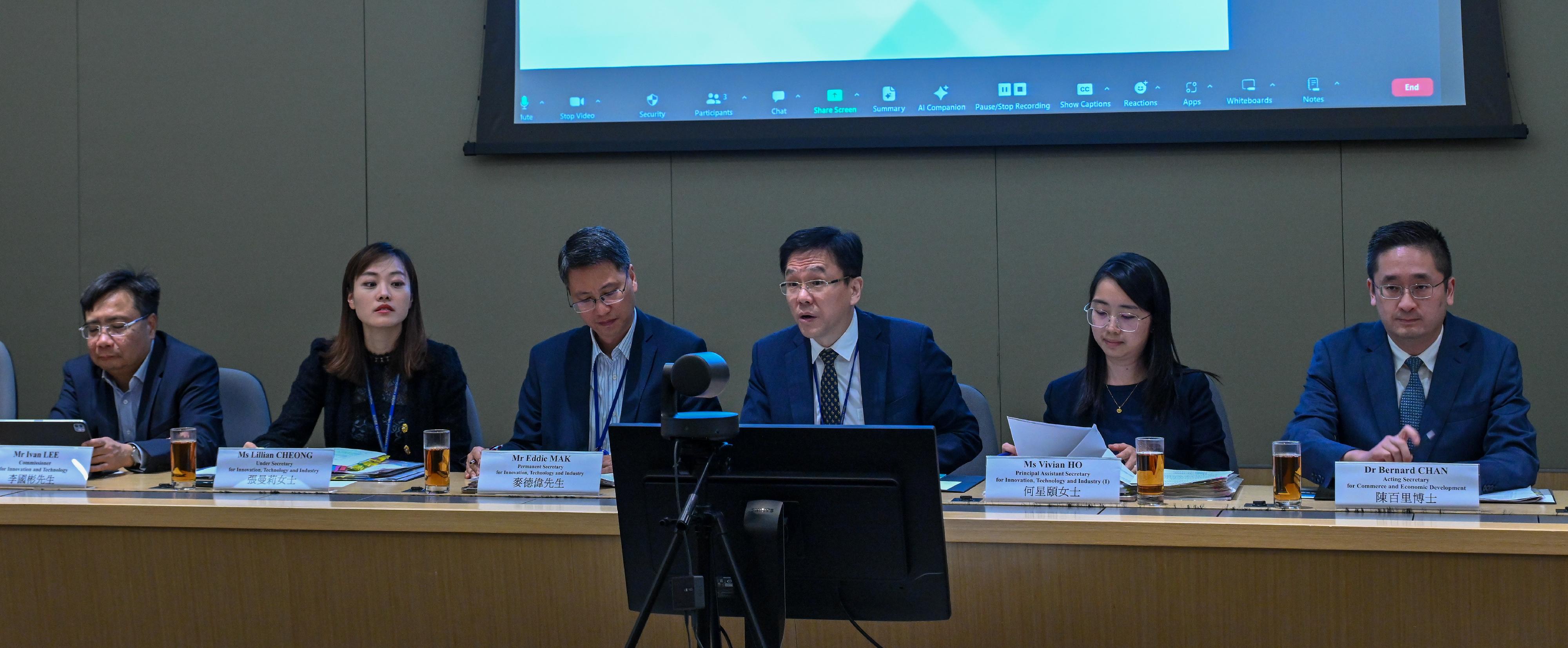 The Secretary for Innovation, Technology and Industry, Professor Sun Dong (third right), chairs the third meeting of the Committee on Innovation, Technology and Industry Development today (December 11). Also joining the meeting are the Acting Secretary for Commerce and Economic Development, Dr Bernard Chan (first right); the Permanent Secretary for Innovation, Technology and Industry, Mr Eddie Mak (third left); the Under Secretary for Innovation, Technology and Industry, Ms Lillian Cheong (second left); and the Commissioner for Innovation and Technology, Mr Ivan Lee (first left).